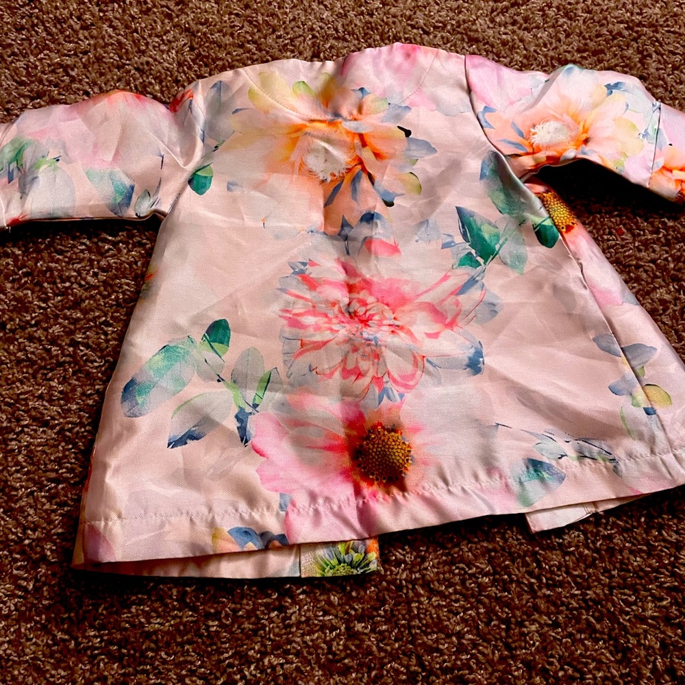 I’m selling a beautiful floral blazer size 3/6 months. The colors are pink, blue